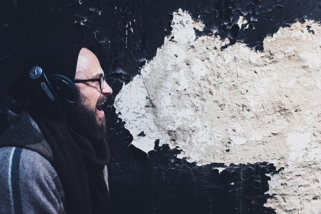 man yelling into speech bubble utilizing sound in marketing and sonic branding