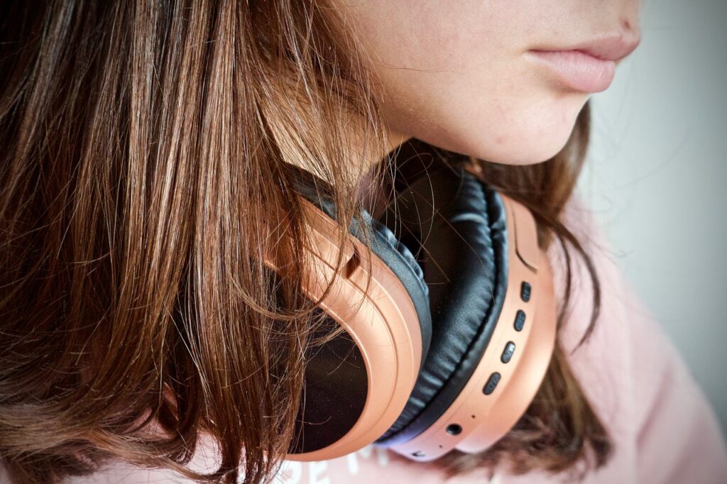 girl listening to sonic branding on headphones